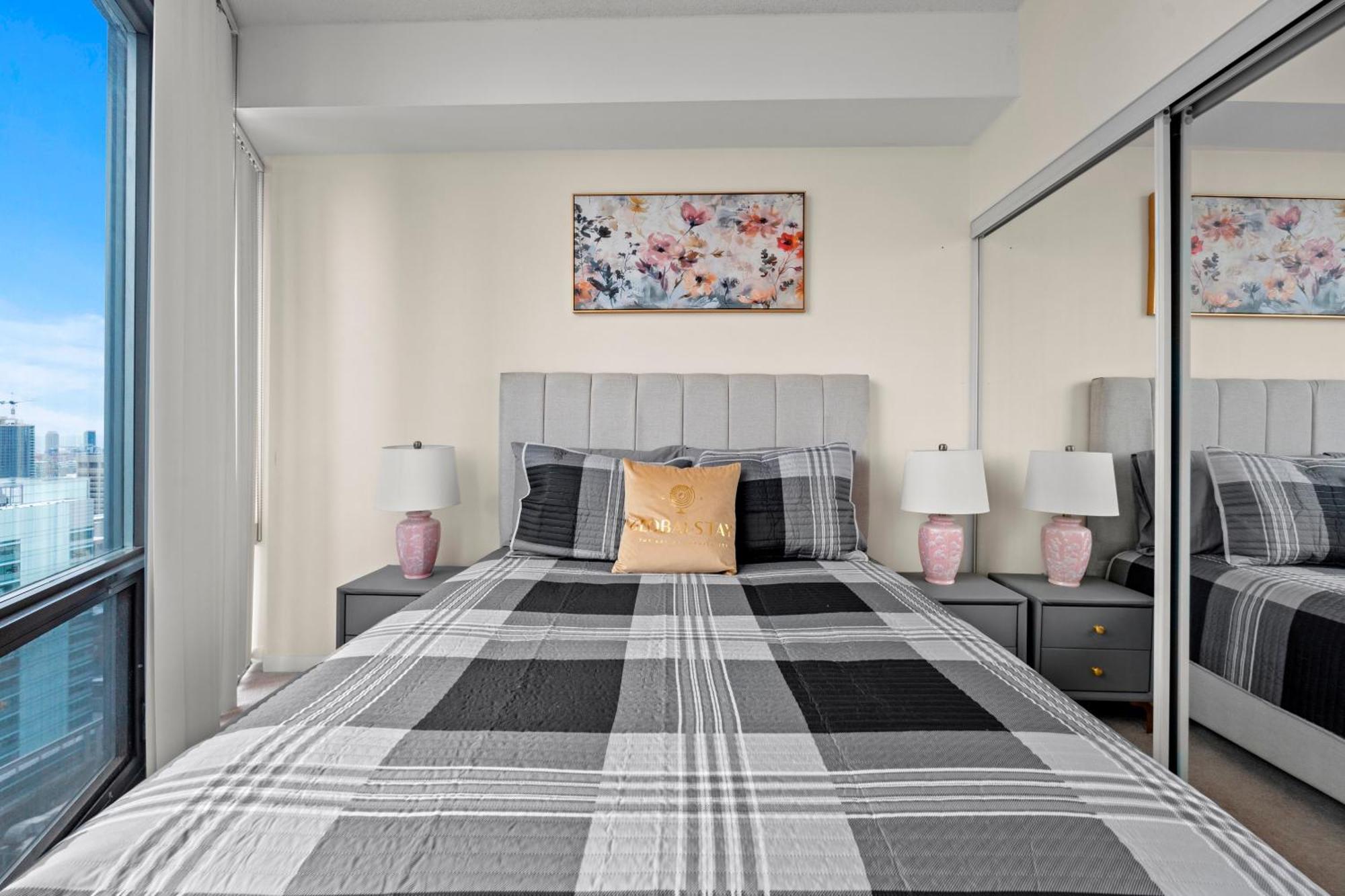 Globalstay. Burano Condos In Downtown Торонто Экстерьер фото